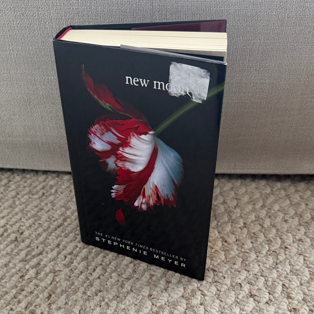 New Moon by Stephenie Meyer - Black and Red Hardcover